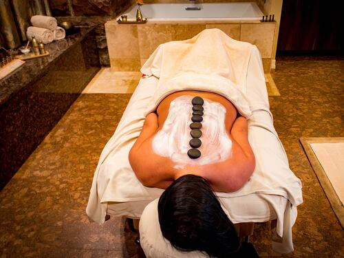 Massaggio ayurvedico: come si fa e benefici per gli over 60