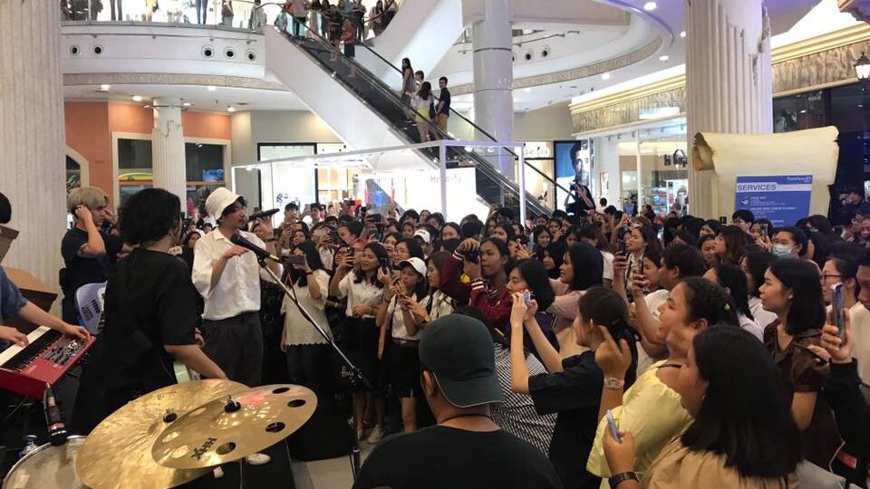 Bangkok, italiano si getta dal sesto piano di un centro commerciale