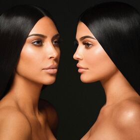Kylie Jenner sexy alla finestra 13