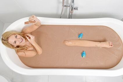 Spende 10mila sterline per un bagno di latte e cioccolato  2