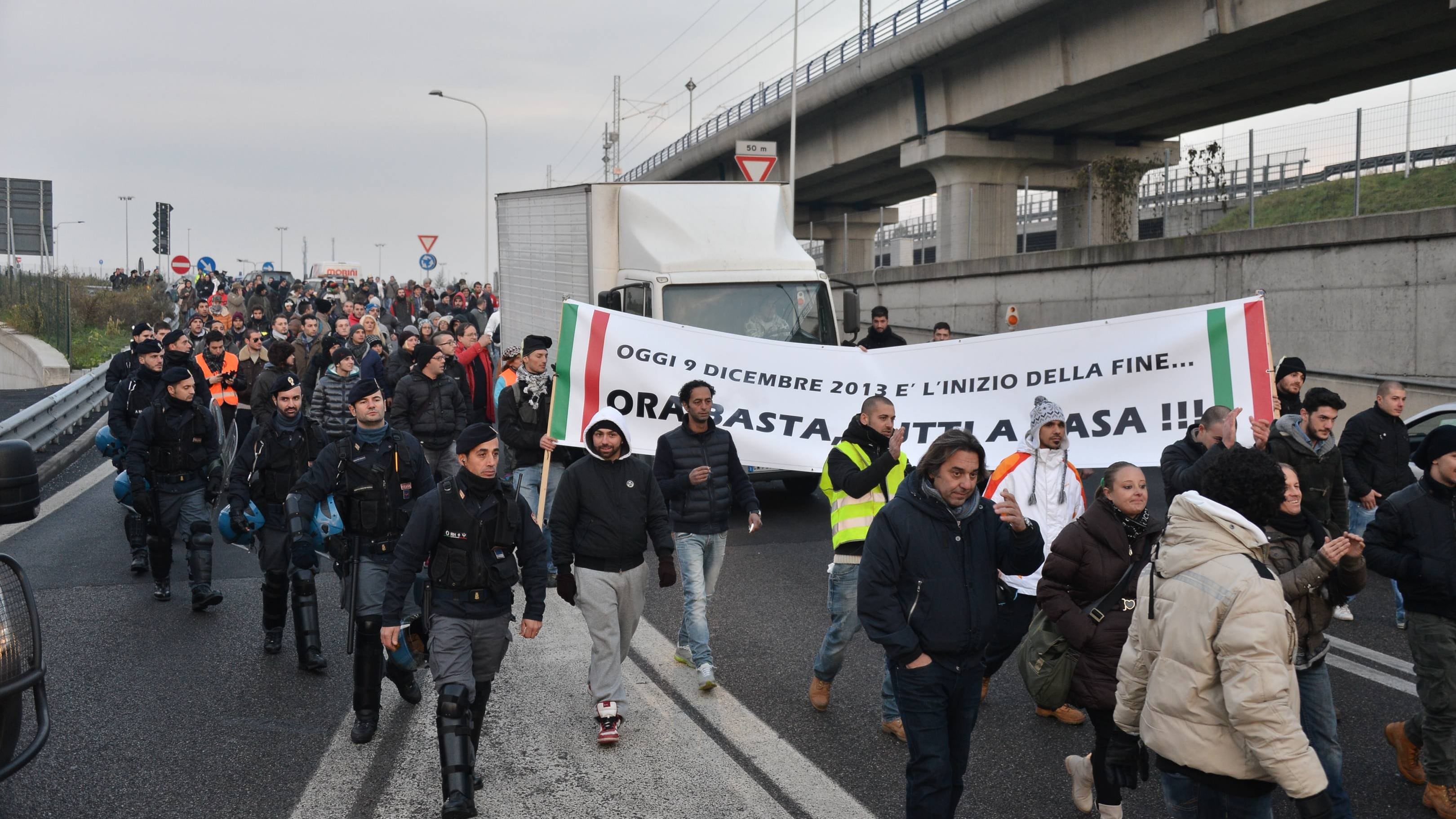 Forconi, scontri a Torino Ma i dimostranti «buoni» abbracciano gli agenti