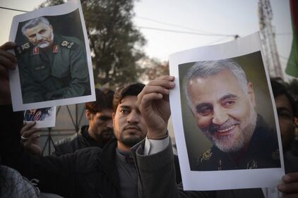 Iran, centinaia di migliaia di persone in piazza: “Vendetta” 8