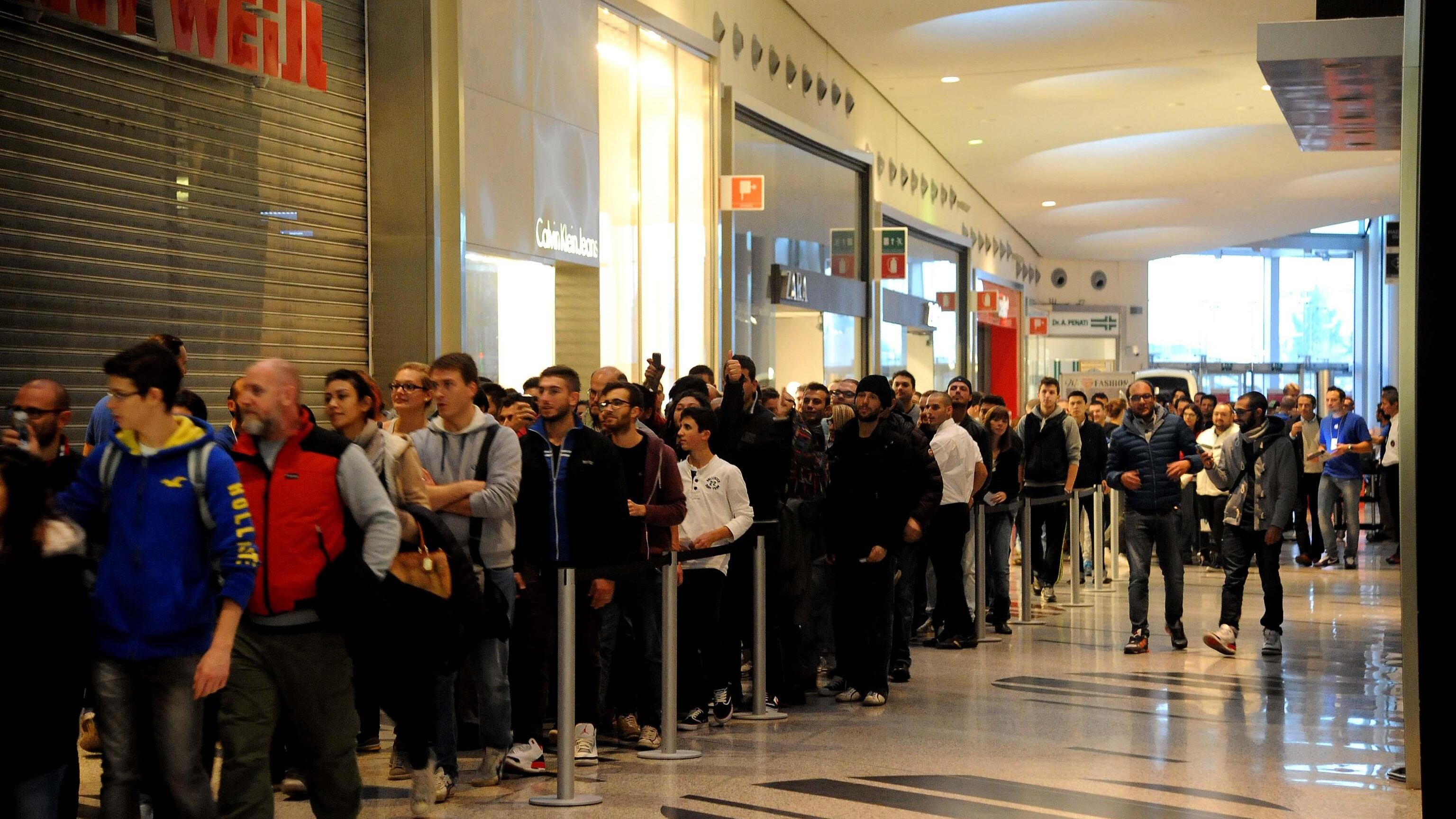 È iPhone Day anche in Italia, fan in coda da ieri sera