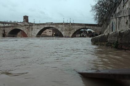Paura per la piena del Tevere a Roma 2