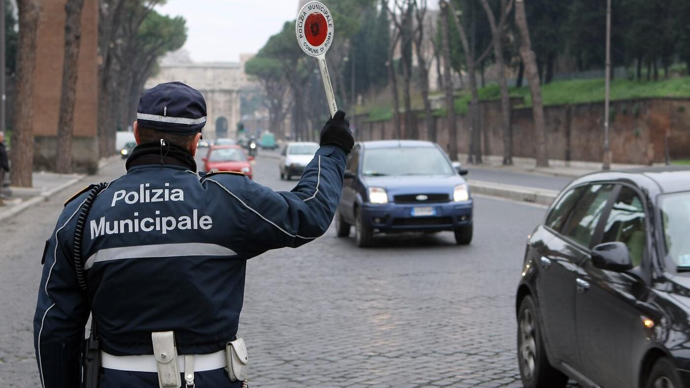 Fotografano i vigili urbani sui parcheggi per disabili: querelati