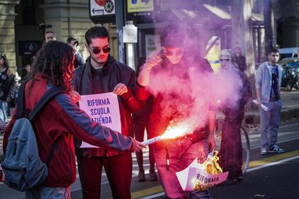 Manifesti elettorali del centrodestra bruciati e roghi lungo il corteo degli studenti a Torino 1
