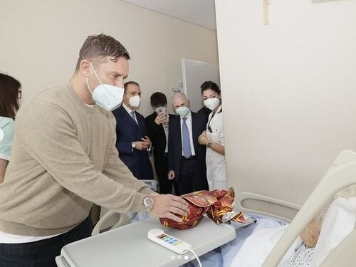 Totti presenta le uova solidali, l'affondo della Lucarelli: "Me vojo riposà"