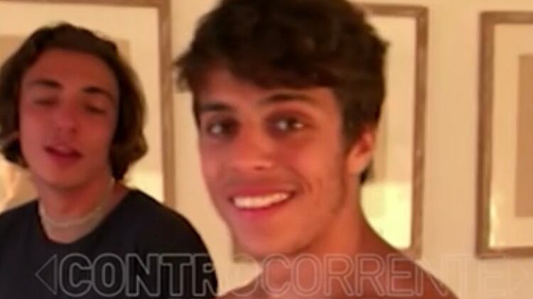 "Vai, levale". Spunta il video di Grillo jr con la ragazza addormentata