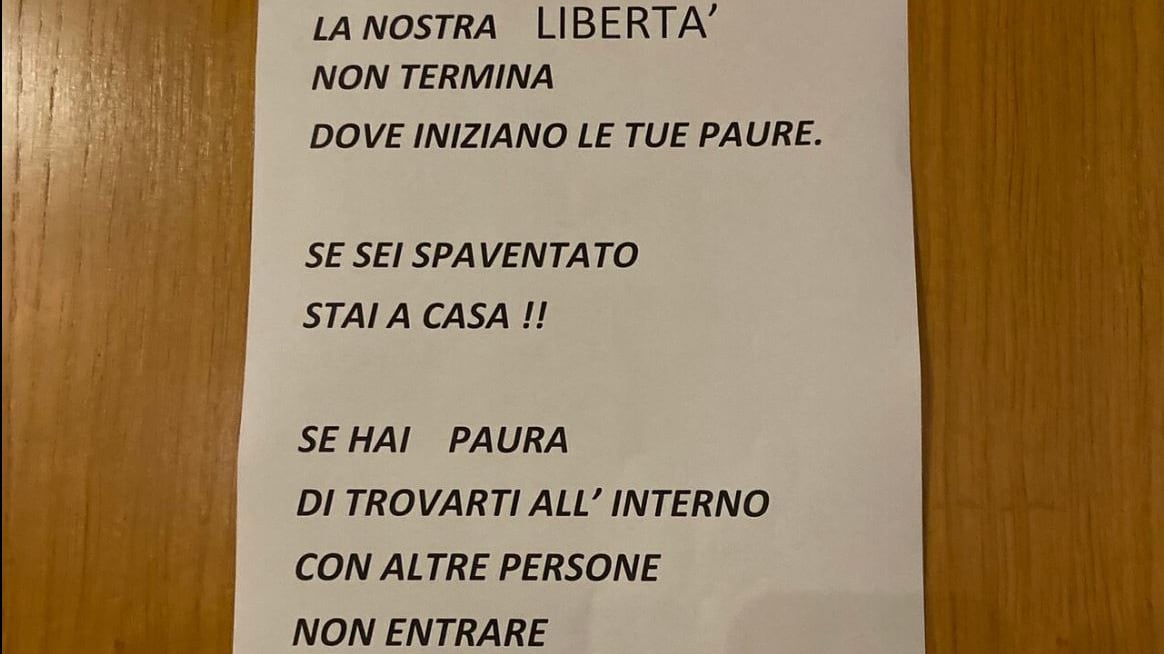 "Hai paura? Stai a casa" Polemica per il cartello nel pub del Milanese