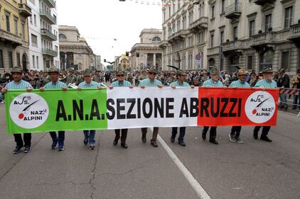 A Milano sfilano gli Alpini: 500mila penne nere invadono il centro 5