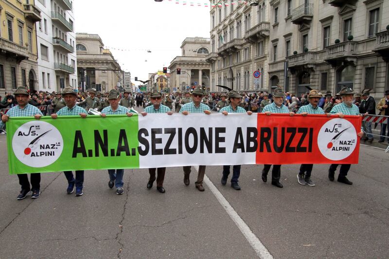 A Milano sfilano gli Alpini: 500mila penne nere invadono il centro 5
