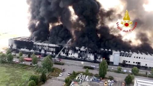 Faenza, incendio devasta un deposito di logistica 2