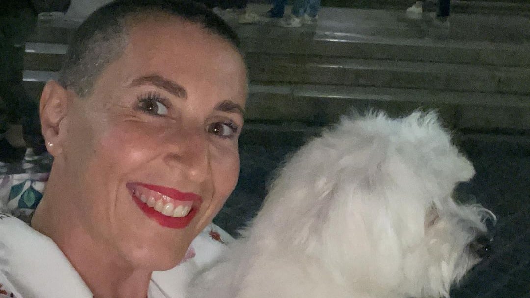 "Hai i capelli rasati, fascista". Ma la consigliera di FdI lotta contro la malattia