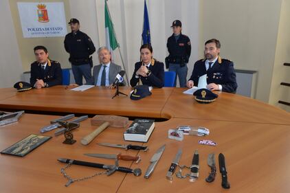 Naziskin, l'arsenale trovato nella sede di Varese 2