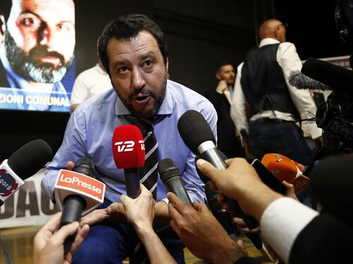 E Salvini zittisce Toscani: "Ti compatisco"