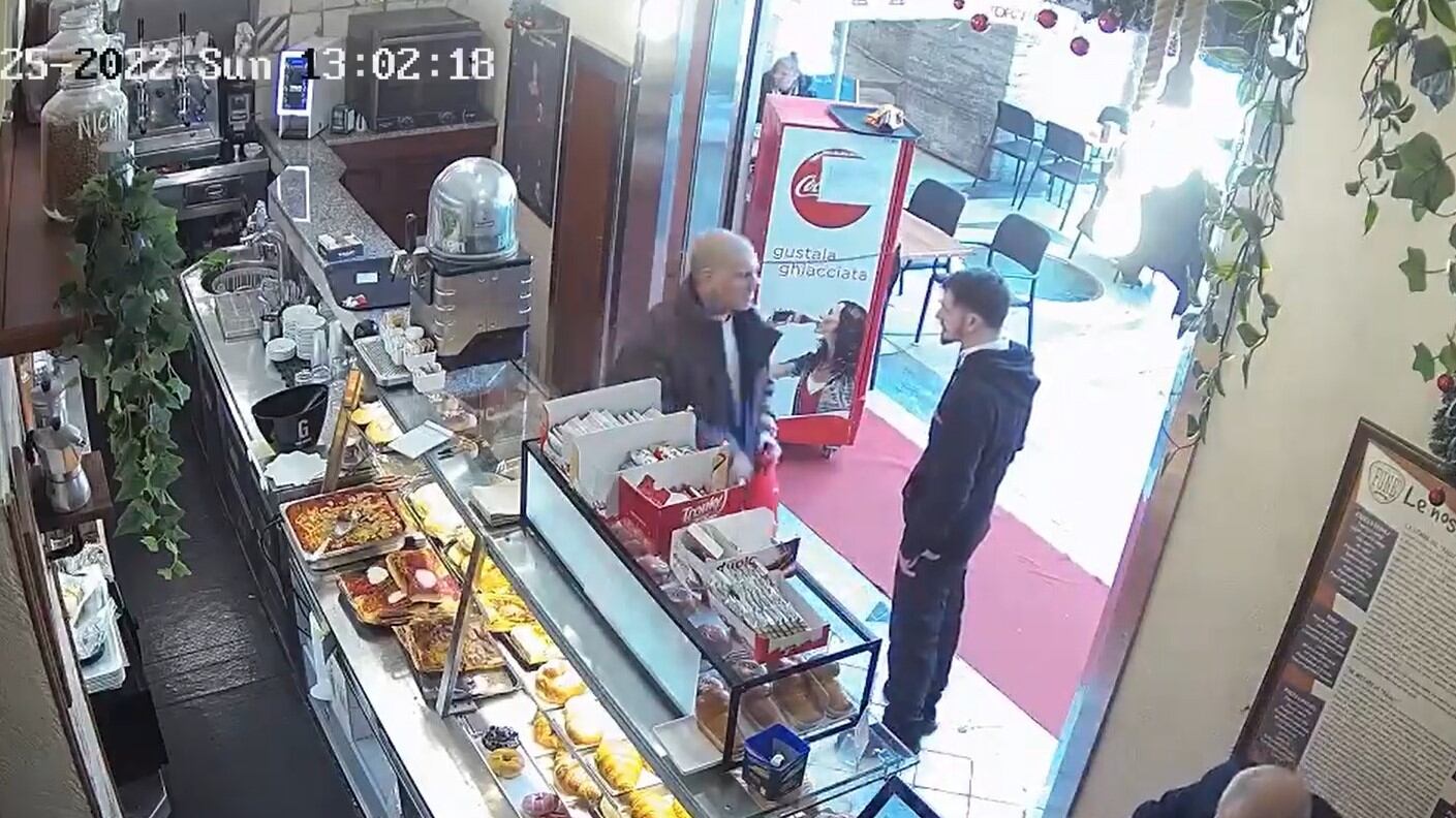 Galleria Umberto I nel degrado: aggressioni, droga e sporcizia