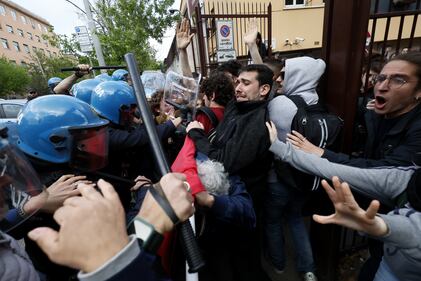 Scontri tra polizia e studenti a Roma. Picchiato un dirigente in commissariato 2