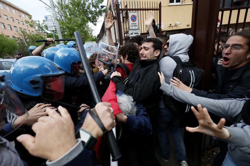 Scontri tra polizia e studenti a Roma. Picchiato un dirigente in commissariato 2