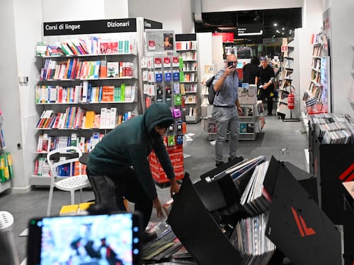Dopo l’assalto, Feltrinelli frena: “I maranza? Vanno capiti”