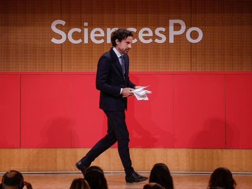Nuovo scandalo a Sciences Po: in manette per violenza il direttore (ed ex compagno di Macron)
