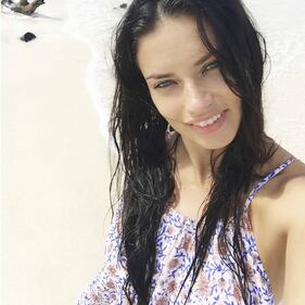 Adriana Lima regina di sensualità: gli scatti più hot della modella brasiliana 33
