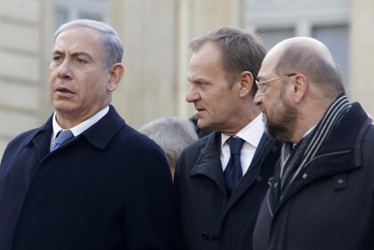 L'abbraccio a Parigi dei leader mondiali 4