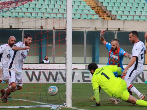 Mancano gli steward, a Catania si gioca a porte chiuse