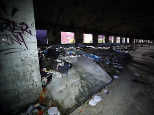 Roma, lo sgombero della fabbrica occupata da più di 500 migranti
