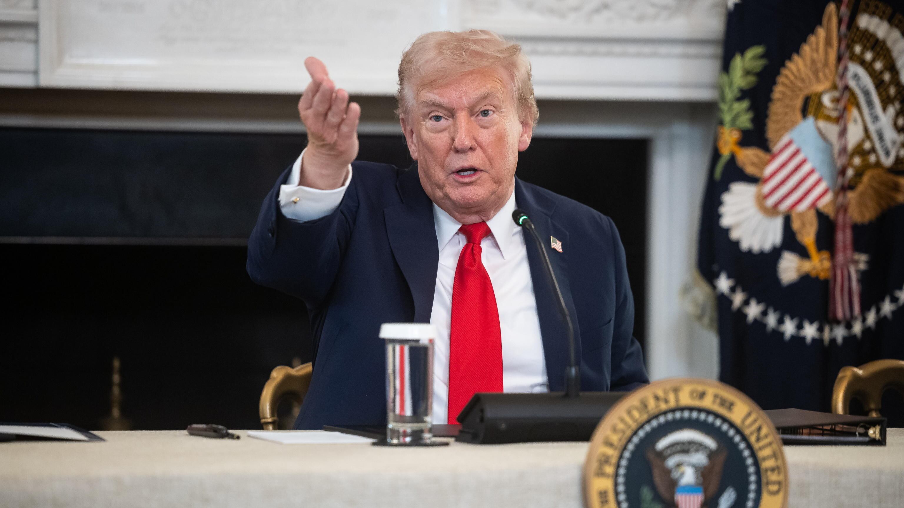Trump attacca Pechino: “Atti ostili, da novembre dazi aggiuntivi del 100%”. Perché si riapre lo scontro Usa-Cina