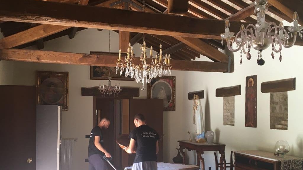 I 16 frati pastori e muratori che oggi ridonano la vita