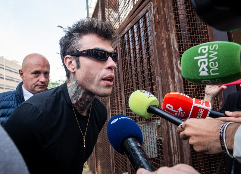 Fedez fuori dal tribunale di Roma: "E' andata benissimo" 2