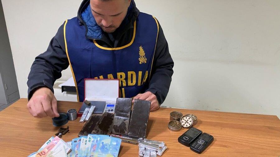 Caserta, usufruisce del reddito di cittadinanza ma spaccia droga: arrestato 58enne
