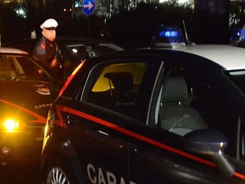 Reggio Emilia, follia al bar: albanese minaccia clienti e ferisce carabinieri