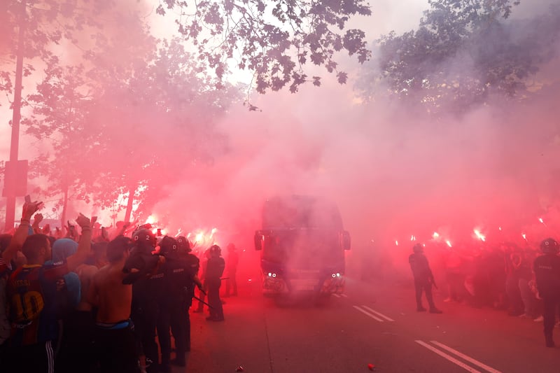 Barcellona, la svista dei tifosi: si scagliano contro il pullman ma non è quello del Psg 1