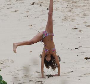 La modella Izabel Goulard in bikini sulla spiaggia di St Barth 11