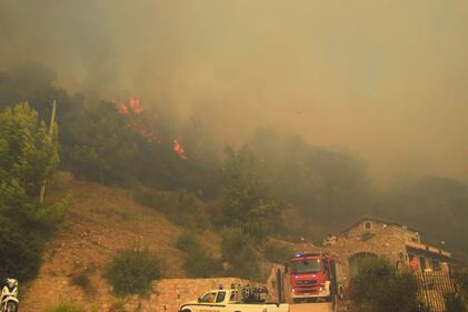 Bruciano le alture di Seborga, fiamme vicino alle case 5