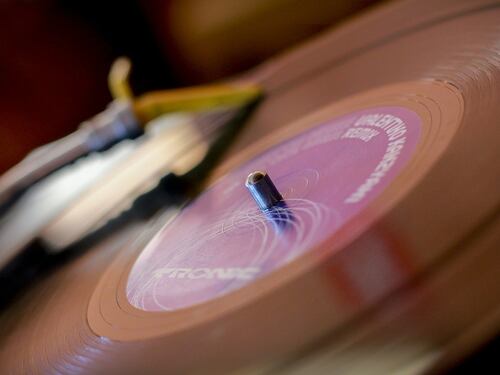 Dalle Clarks al vinile Ecco il kit perfetto del finto intellettuale