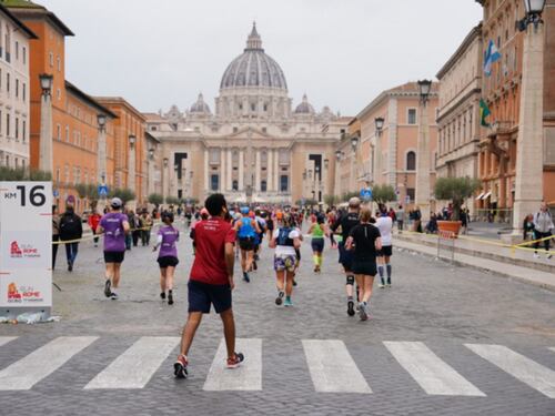 Acea Run Rome, domenica 42 secondi di silenzio per il Papa