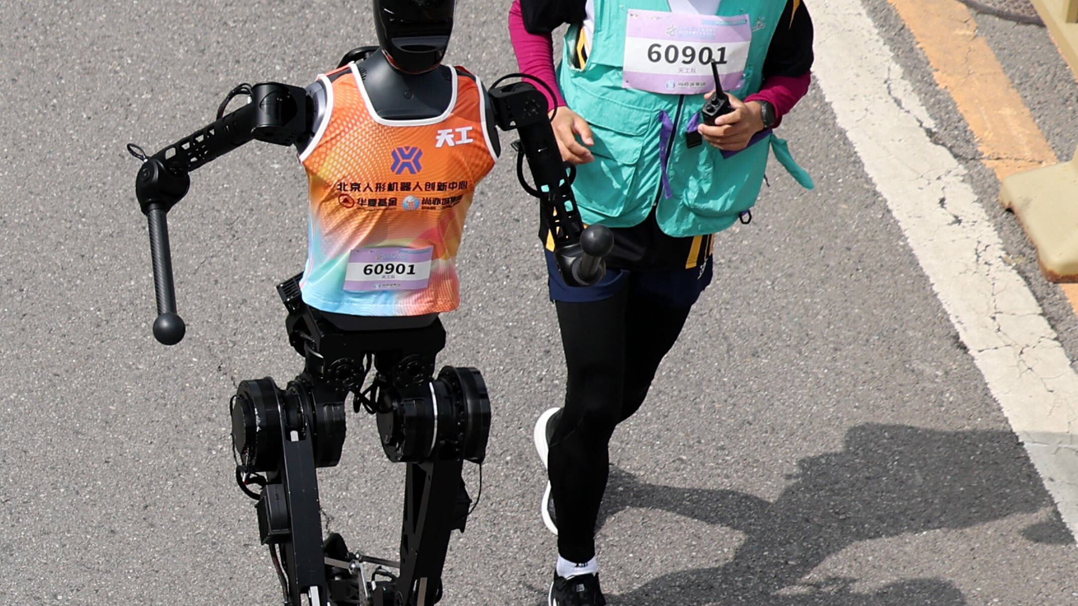 Sbattono, cadono e sono più lenti. La maratona farsa dei robot umanoidi