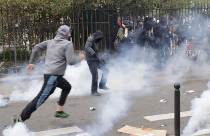 Parigi, scontri tra anarchici e polizia: auto distrutte, vetrine infrante 13
