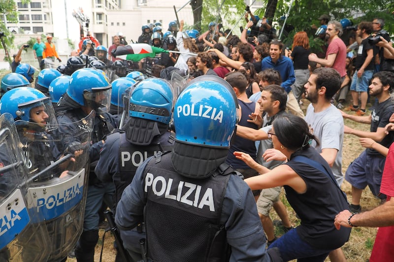 Scontri a Bologna tra polizia e attivisti: 11 agenti feriti 6