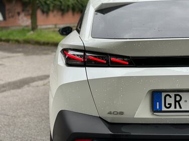 Peugeot 408 Hybrid 225: guarda la gallery del crossover francese (anche) plug-in 9