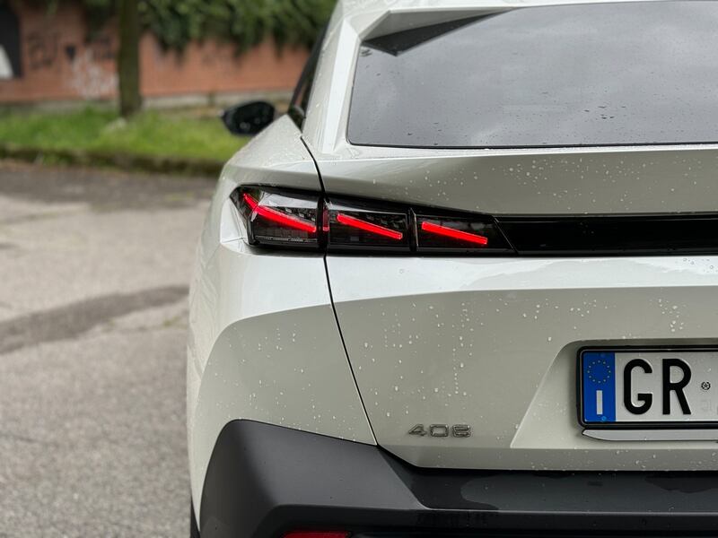 Peugeot 408 Hybrid 225: guarda la gallery del crossover francese (anche) plug-in 9