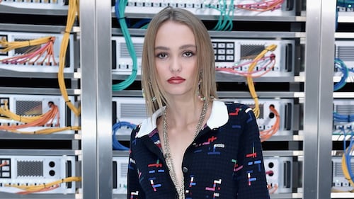 Lily-Rose Depp, topless bollente per la tintarella 19