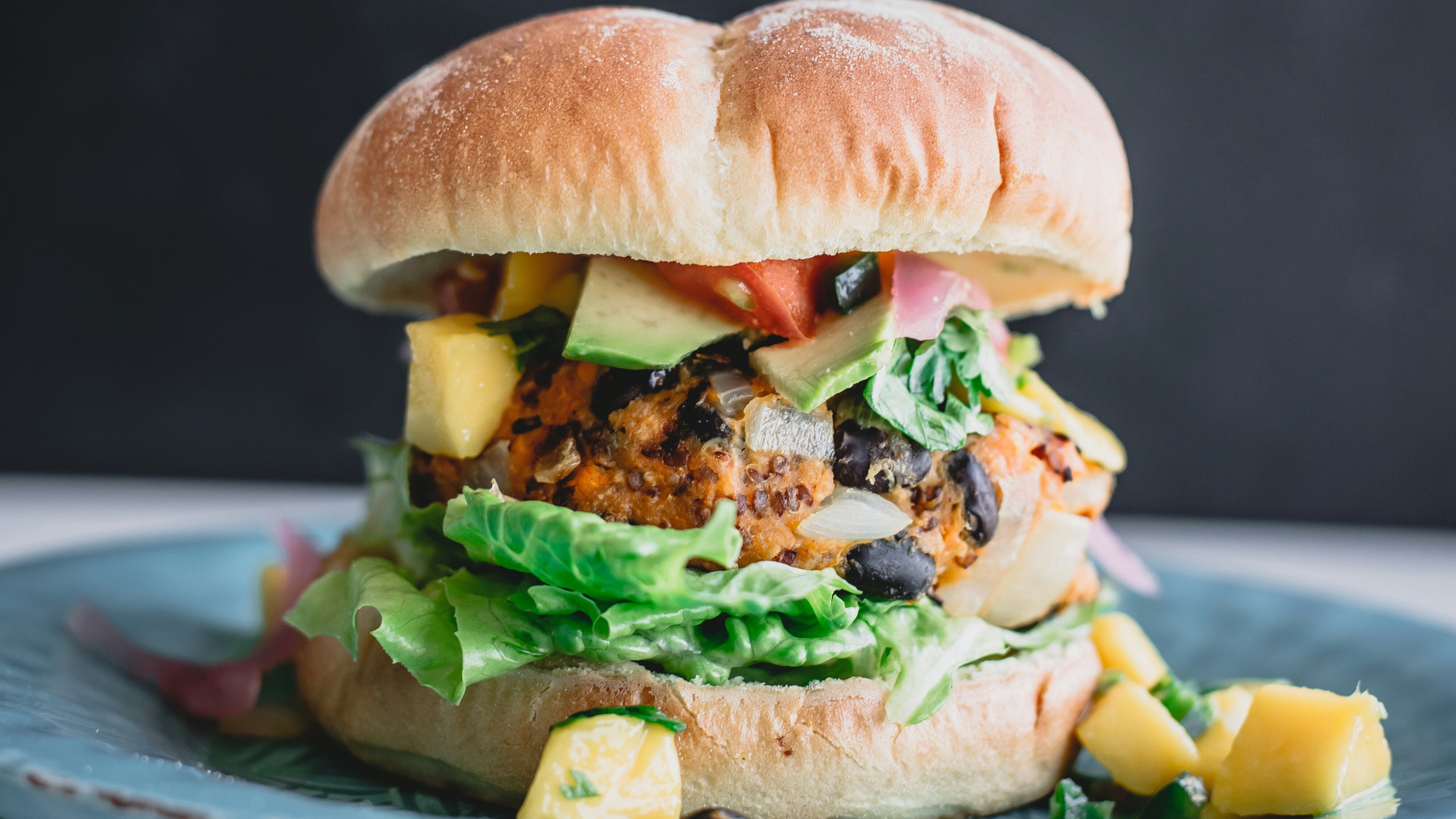 Stop a burger vegani e bistecche di seitan. "Senza carne non si possono chiamare così"
