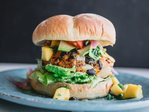 Stop a burger vegani e bistecche di seitan. "Senza carne non si possono chiamare così"