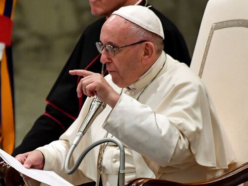 Viganò: "Il Papa si dimetta. Ha coperto un pedofilo"
