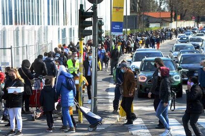 L'esercito dei nuovi poveri in coda al Pane Quotidiano di Milano: la coda è lunghissima 1