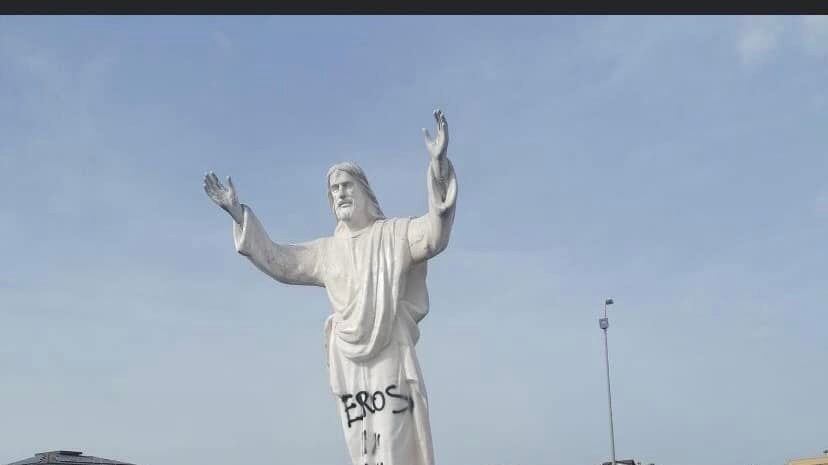 Scritte oscene sulla statua del Cristo: "I vigliacchi fanno così..."