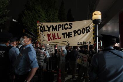 Tokyo, fuori dallo stadio la protesta contro i Giochi 3